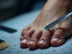 découvrez comment traiter efficacement le trait blanc sur les ongles des pieds grâce à nos conseils pratiques et remèdes naturels. apprenez à identifier les causes et à adopter les bonnes habitudes d'hygiène pour des ongles sains et esthétiques.