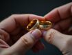 découvrez pourquoi de nombreux couples optent pour des bijoux en anneaux entrelacés comme symboles de leur union. explorez la signification profonde, le design unique et l'élégance intemporelle qui font de ces alliances un choix populaire pour célébrer l'amour éternel.