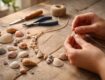apprenez à créer un collier original avec des coquillages grâce à notre guide pratique étape par étape, idéal pour les amateurs de diy et de créations naturelles.