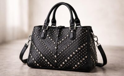 découvrez le sac à main noir clouté, l'accessoire chic et tendance qui apporte une touche d'originalité affirmée à votre style.