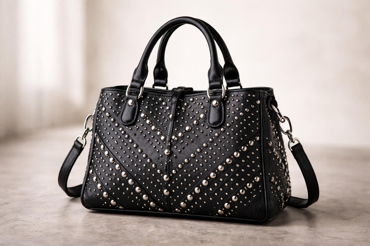 découvrez le sac à main noir clouté, l'accessoire chic et tendance qui apporte une touche d'originalité affirmée à votre style.