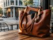 découvrez le sac fourre-tout en cuir, l'accessoire parfait pour allier durabilité et style au quotidien. pratique, élégant et conçu pour durer, il accompagne toutes vos aventures avec raffinement.