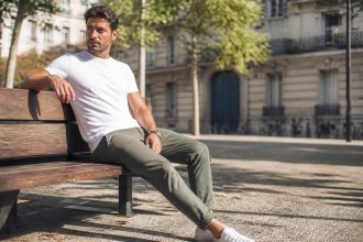 découvrez pourquoi un pantalon décontracté pour homme est l'élément clé pour un style casual réussi alliant confort et élégance au quotidien.