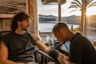 découvrez les avantages de choisir un tatoueur à saint jean de luz pour votre prochain tatouage, alliant savoir-faire local, créativité unique et ambiance conviviale.