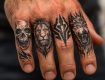découvrez des idées de tatouages pour doigt homme qui subliment la virilité avec des motifs tendances et expressifs.